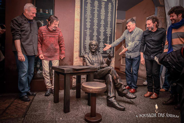 Inauguran una estatua de bronce de Javier Krahe en Galicia.