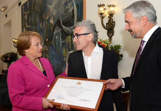 De izquierda a derecha: la Presidenta de la República, Michelle Bachelet; Jorge González; y el Ministro de Cultura, Ernesto Ottone. © Consejo Nacional de la Cultura y las Artes