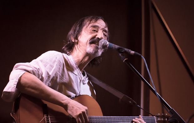 Javier López de Guereña debutó como cantautor en la Sala Harlem de Barcelona en el marco del festival BarnaSants. © Xavier Pintanel