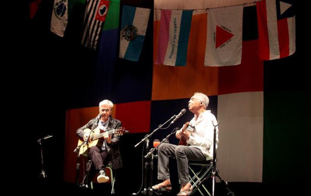 Los cantautores brasileños Caetano Veloso y Gilberto Gil fueron registrados este martes durante una presentación de su gira «Dos Amigos, un Siglo de Música», en el Movistar Arena de Santiago de Chile. © EFE