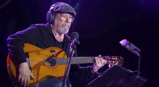 El cantante cubano Silvio Rodríguez durante el concierto gratuito ofrecido junto a los españoles Luis Eduardo Aute e Ismael Serrano, en el Auditorio Municipal de Villa de Vallecas, en solidaridad con los damnificados por el terremoto de Ecuador. © EFE | Javier Lizón