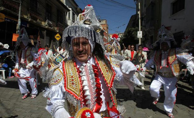 Ciudadanos bolivianos bailan la danza de la Kullawada el 21 de mayo de 2016, durante el desfile del Señor Jesús del Gran Poder, en La Paz. © EFE