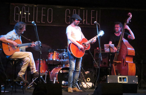 Dani Flaco cantando «Nos ocupamos del mar», una canción de los hermanos Krahe. © Isabel Llano