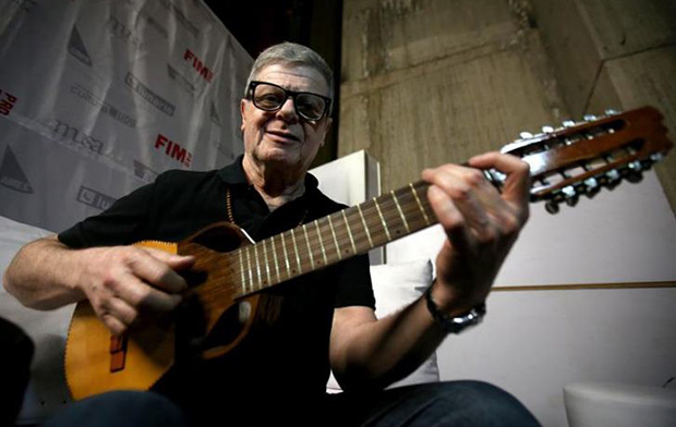 El productor y músico argentino Gustavo Santaolalla este lunes con un ronroco, durante una entrevista con Efe, en la ciudad mexicana de Guadalajara. © EFE