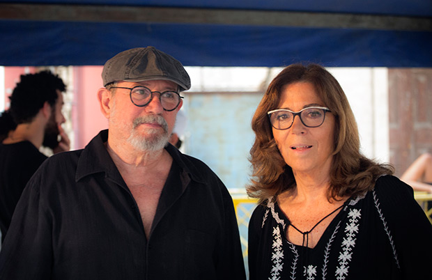 Maria del Mar Bonet con Silvio Rodríguez, momentos antes de comenzar concierto número 74 de la «Gira por los barrios». © Juan Miguel Morales