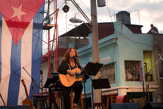 Maria del Mar Bonet como artista invitada en el concierto número 74 de la «Gira por los barrios» de Silvio Rodríguez el pasado viernes 27 de mayo en el Consejo Popular Tamarindo, en Santos Suárez. © Juan Miguel Morales