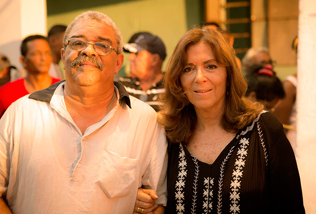 Maria del Mar Bonet con el célebre periodista cubano, Pedro de la Hoz, después de la intervención de la mallorquina en el concierto número 74 de la «Gira por los barrios». © Juan Miguel Morales