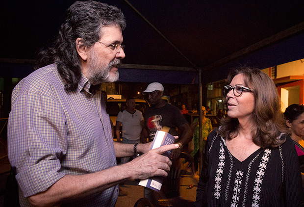 Maria del Mar Bonet con el ex-ministro de Cultura cubano y actual miembro y asesor de la Presidencia de la República de Cuba, Abel Prieto, cambiando impresiones en una improvisada y dilatada charla, al finalizar el concierto de la «Gira por los barrios». © Juan Miguel Morales