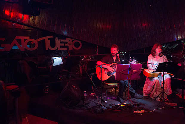 Maria del Mar Bonet con Borja Penalba cantando a Ramon Llull en el marco del BarnaSants Cuba de y Cubadisco 2016, en el histórico y emblemático local El Gato Tuerto de La Habana, el pasado domingo 22 de mayo de 2016. © Juan Miguel Morales