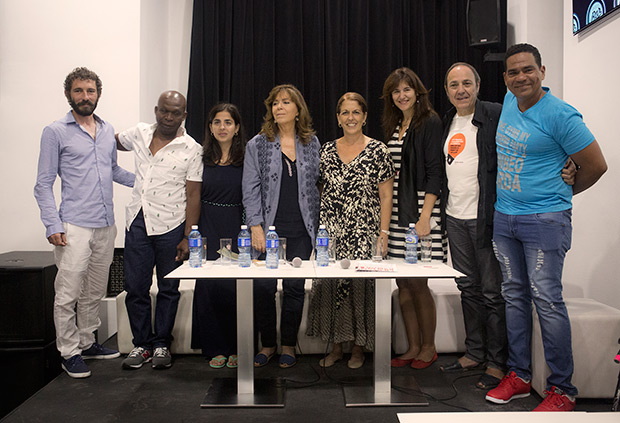 En conferencia de prensa en El Sarao de La Habana, el sábado 21 de mayo. De izquierda a derecha, el músico valenciano Borja Penalba, el contrabajista cubano Jorge Reyes, la directora de la discográfica Producciones Colibrí Carole, Maria del Mar Bonet, la vicepresidenta del Instituto de la Música Cubana Marta Bonet, la Directora del Institut de les Lletres Catalanes Laura Borràs, Pere Camps director del festival BarnaSants y el percusionista cubano Eduardo Llibre. © Juan Miguel Morales