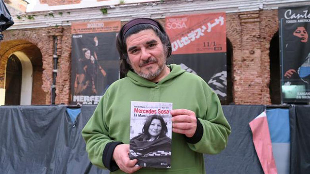 Fotografía del 15 de junio de 2016, de Fabián Matus, hijo de la fallecida cantante argentina Mercedes Sosa durante una entrevista con Efe en Buenos Aires (Argentina). © EFE