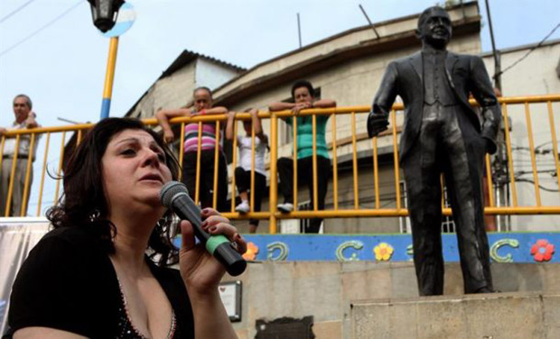 La cantante argentina Sandra Luna interpreta un tango en un acto por el aniversario 81 de la muerte del cantante argentino Carlos Gardel en el marco del X Festival Internacional de Tango frente a su estatua en Medellín (Colombia). © EFE