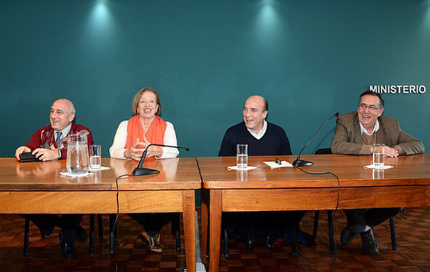 Firma del acuerdo para la conservación y digitalización del archivo de Alfredo Zitarrosa.