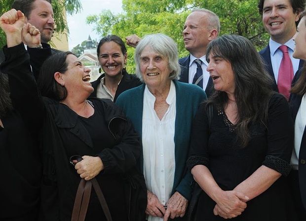 La viuda del cantautor chileno Víctor Jara, Joan Jara, entre sus dos hijas Amanda Jara (izquierda) y Manuela Bunster (derecha) a su salida del Tribunal Federal en Orlando (EE.UU.). © Gerardo Mora | EFE