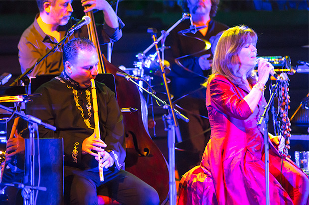 Muslim Rahal, virtuoso del ney, con Maria del Mar Bonet. © Xavier Pintanel