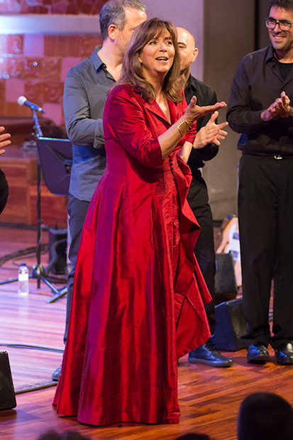 Maria del Mar Bonet se marcó un cante a capella y un baile al son de So de pastera. © Xavier Pintanel