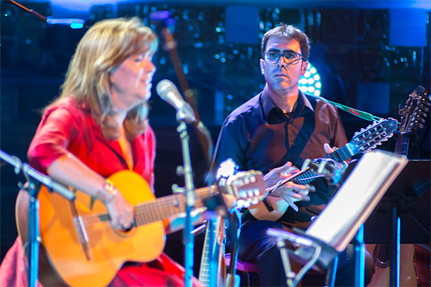 Tobal Rentero acompaña con el charango a Maria del Mar Bonet. © Xavier Pintanel