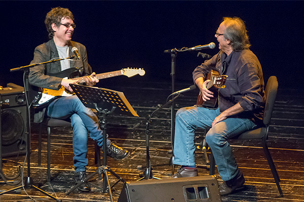 Fernando Cabrera invitó a Joan Manuel Serrat en el segundo concierto de su primera gira europea. © Xavier Pintanel