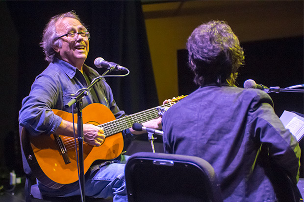 Fernando Cabrera y Joan Manuel Serrat. © Xavier Pintanel