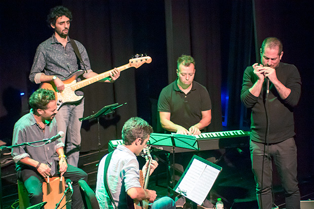 El compositor, armonicista y pianista uruguayo afincado en Barcelona Rodrigo G Pahlen abrió el concierto de Fernando Cabrera. © Xavier Pintanel