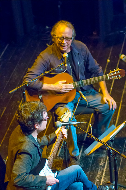 Fernando Cabrera y Joan Manuel Serrat interpretaron Río de los pájaros de Aníbal Sampayo. © Xavier Pintanel