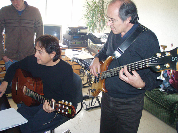 Los hermanos Clua grabando «El món on visc» en los Indi Studios de Santa Eulàlia de Riuprimer en el 2006. © Jordi Calmet, Jorcx