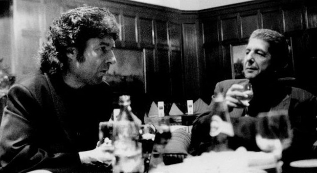 Fotografía facilitada por el traductor y biógrafo Alberto Manzano, de la reunión de Leonard Cohen y Enrique Morente en el bar del Hotel Palace de Madrid, hace más de dos décadas, en la que se gestó «Omega», un disco revolucionario que fusionó rock, flamenco y poesía y que cumple 20 años convertido en hito.