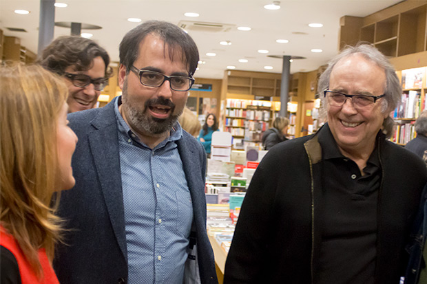 De izquierda a derecha: la periodista Núria Martorell, presentadora del evento, el escritor y poeta gaditano Luis García Gil, autor de «Mediterráneo: Serrat en la encrucijada»; y Joan Manuel Serrat. © Xavier Pintanel