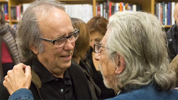  Joan Manuel Serrat saluda a Francesc Burrull, uno de sus pianistas de cabecera, y el arreglista y director de su banda durante los conciertos de presentación de «Mediterráneo» hace 45 años. © Xavier Pintanel