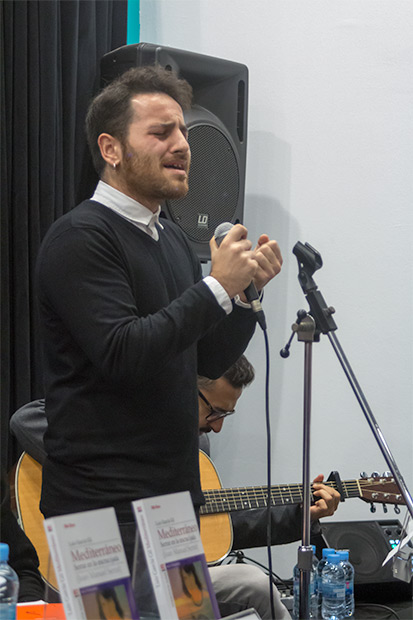  Giancarlo Arena —acompañado por la guitarra de Carlos Montfort— interpretó «La mujer que yo quiero» en su versión original añadiendo una estrofa en italiano de la versión de Gino Paoli «La donna che amo». © Xavier Pintanel