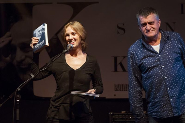 La hija de Javier Krahe, Violante Krahe, junto al humorista El Gran Wyoming, en la presentación del libro homenaje a su padre «Zozobras completas», durante un concierto en su honor hoy en la Sala Galileo Galilei de Madrid. © EFE