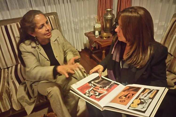 Liuba María Hevia conversando con Verenice Guayasamín, una de las hijas del pintor ecuatoriano Oswaldo Guayasamín.