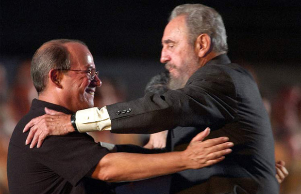 Fidel Castro saluda a Silvio Rodríguez.