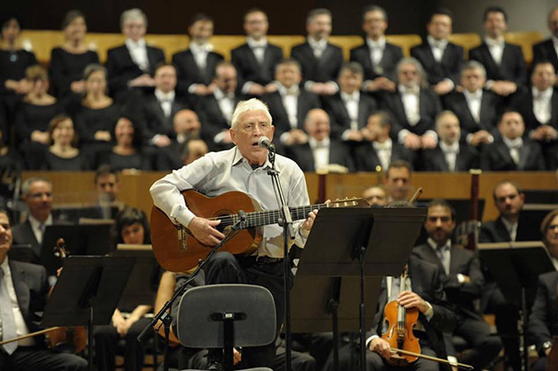 Raimon acompañado de la Orquesta de Valencia y del Coro de la Generalitat Valenciana bajo la dirección de Yaron Traub. © Palau de la Música Valenciana