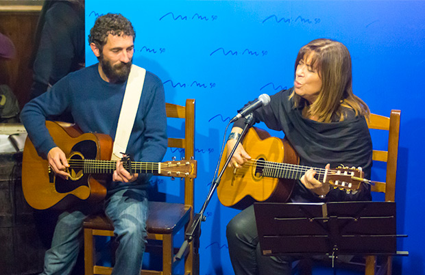 Maria del Mar Bonet ofreció al final del acto dos canciones acompañada por Borja Penalba. © Xavier Pintanel