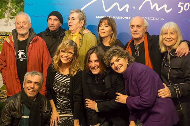 Compañeros de profesión acompañan a Maria del Mar Bonet. De izquierda a derecha arriba; Jordi Batiste, Lluís Llach, Quico Pi de la Serra, Maria del Mar Bonet, Joan Isaac, Laura Almerich; abajo: Carles Dénia, Mone, Sílvia Comes y Mariona Sagarra. © Xavier Pintanel