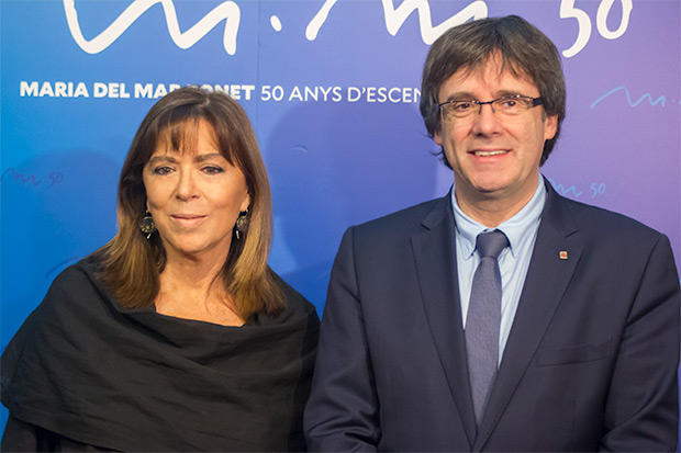 Maria del Mar Bonet con el Presidente del Gobierno catalán Carles Puigdemont. © Xavier Pintanel