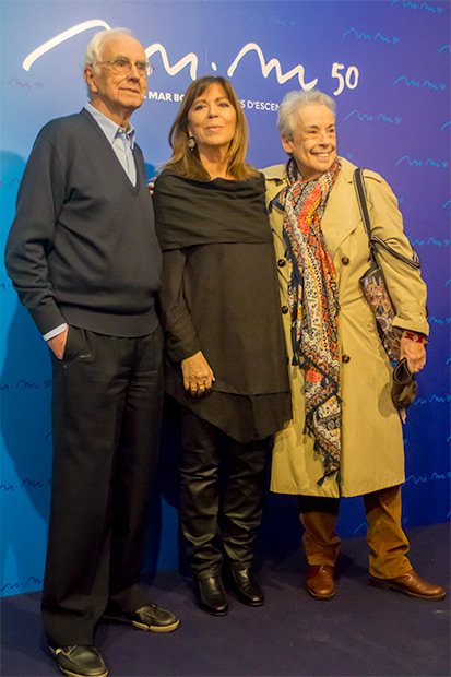 Maria del Mar Bonet con Josep Maria Espinàs, escritor, periodista y primer miembro de «Els Setze Jutges» y la legendaria fotógrafa Colita. © Xavier Pintanel