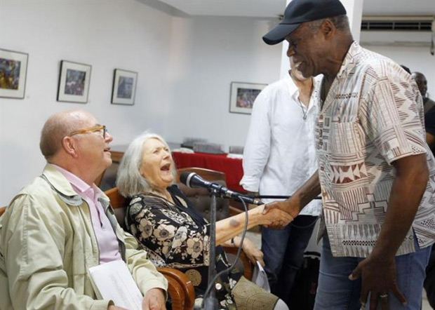 El actor norteamericano Danny Glover saluda a la cantante y compositora estadounidense Barbara Dane, junto a Miguel Barnet, poeta y presidente de la Unión de Artistas y Escritores de Cuba (UNEAC), en la ceremonia de entrega de la condición de miembro de honor de la organización a Dane en La Habana (Cuba). © EFE