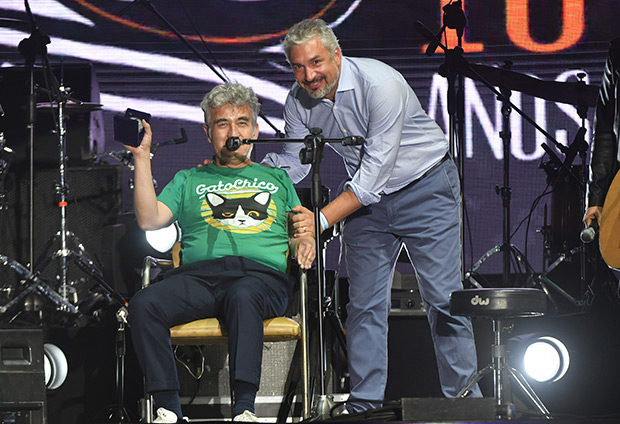 Jorge González recibe la Orden al Mérito de la mano del Ministro de Cultura chileno, Ernesto Ottone. © Prensa Consejo Nacional de la Cultura y las Artes