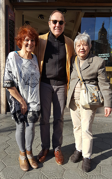 Julia León y Elisa Serna con Pere Camps, director del festival BarnSants. © Xavier Pintanel