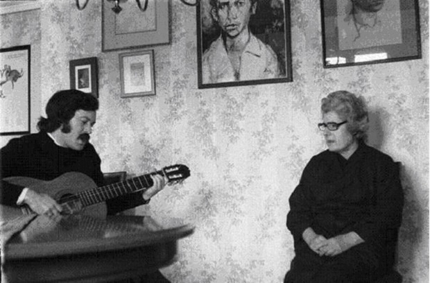 Adolfo Celdrán canta para Josefina Manresa, viuda de Miguel Hernández.