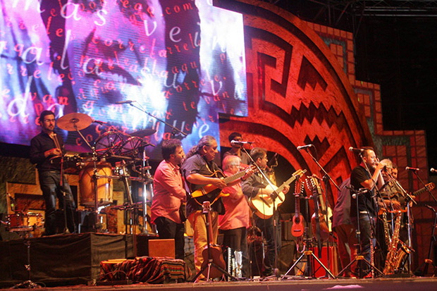 Inti-Illimani con Bruno Arias. © Paul Amiune