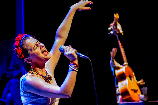 Pascuala Ilabaca homenajeó a Violeta Parra. © Xavier Pintanel