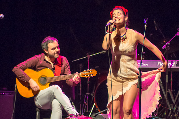 El guitarrista chileno afincado en Barcelona Gian Carlo Scevola acompañó a Pascuala Ilabaca en «Verso por la niña muerta» y en «Gracias a la vida». © Xavier Pintanel