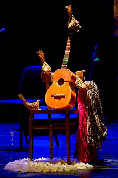 Un altar dedicado a Violeta Parra presidió el concierto. © Xavier Pintanel