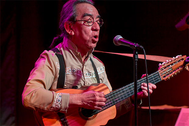 Osvaldo Torres con el ajayu, un instrumento de su invención construido por el luthier Eduardo Cornejo. © Xavier Pintanel