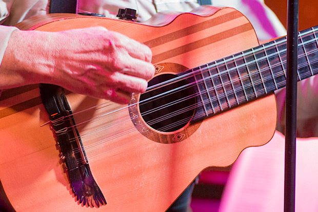 El ajayu consta de 12 cuerdas metálicas e intenta aunar características de distintos cordófonos latinoamericanos como el charango, el guitarrón chileno, el bandolín ecuatoriano o el tiple colombiano. © Xavier Pintanel