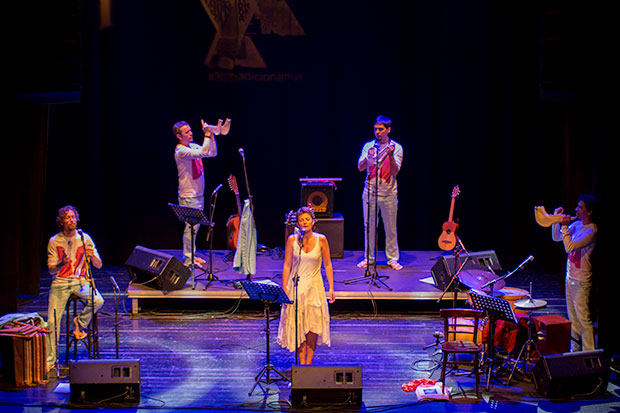 Sakapatú con las quijadas, acompañando a Rusó Sala en la versión de Qué he sacado con quererte. © Xavier Pintanel