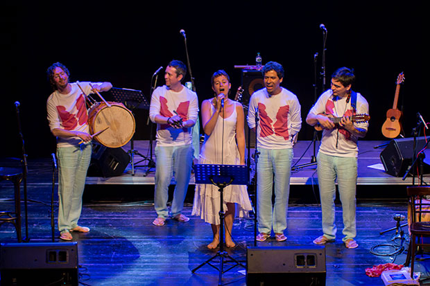 Voz, charango y bombo para Gracias a la vida, una canción que no precisa de nada más. © Xavier Pintanel